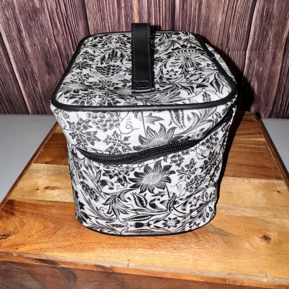 B.T. Rosso Cosmetic Case Women OS White Black Floral Heart Zipper Vanity Bag